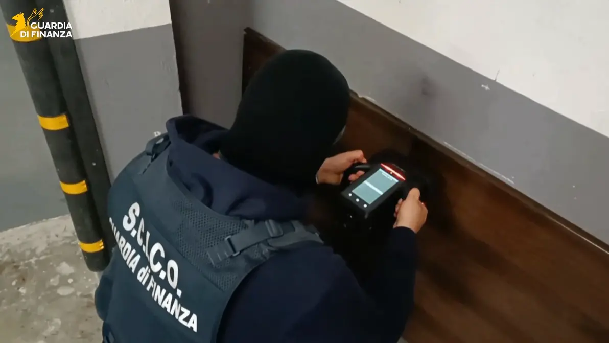 La banca occulta\u00A0di ’ndrangheta, camorra e mafia foggiana,\u00A030 arresti: riciclaggio con le criptovalute e 21 milioni sequestrati\n