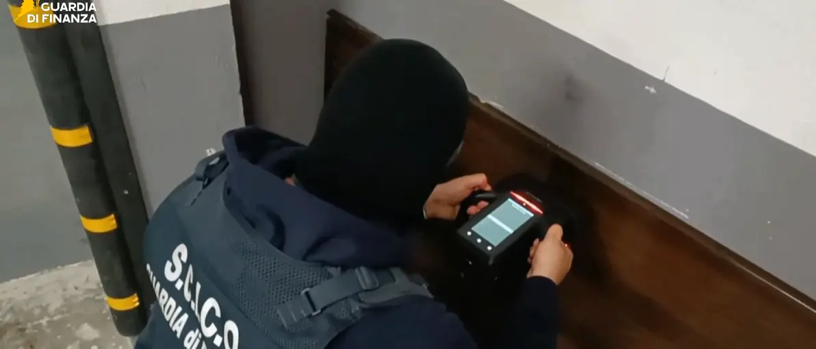 La banca occulta\u00A0di ’ndrangheta, camorra e mafia foggiana,\u00A030 arresti: riciclaggio con le criptovalute e 21 milioni sequestrati\n