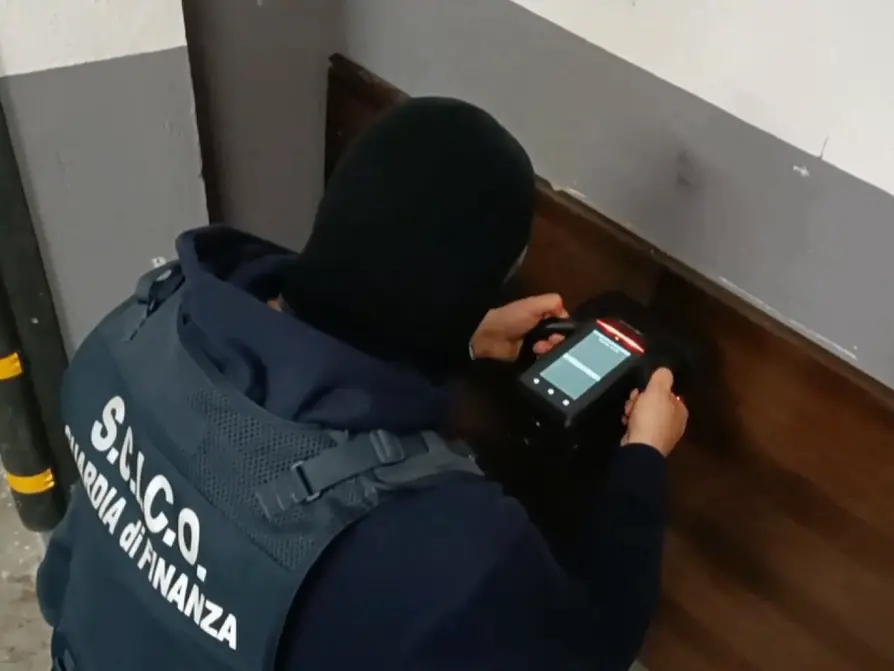 La banca occulta di ’ndrangheta, camorra e mafia foggiana, 30 arresti: riciclaggio con le criptovalute e 21 milioni sequestrati