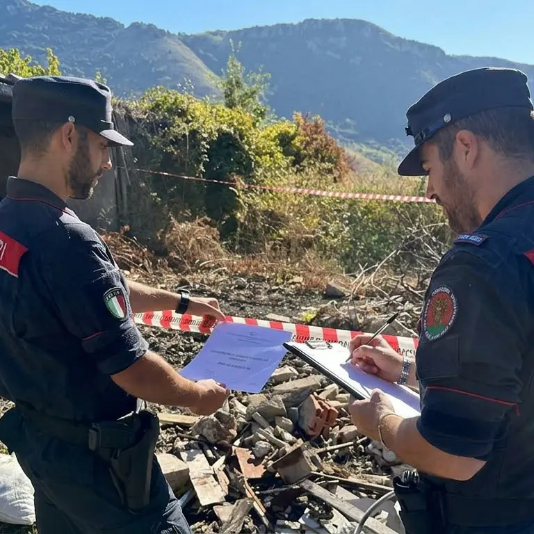 Papasidero, sorpreso ad abbandonare e bruciare rifiuti nel Parco: denunciato un uomo\n