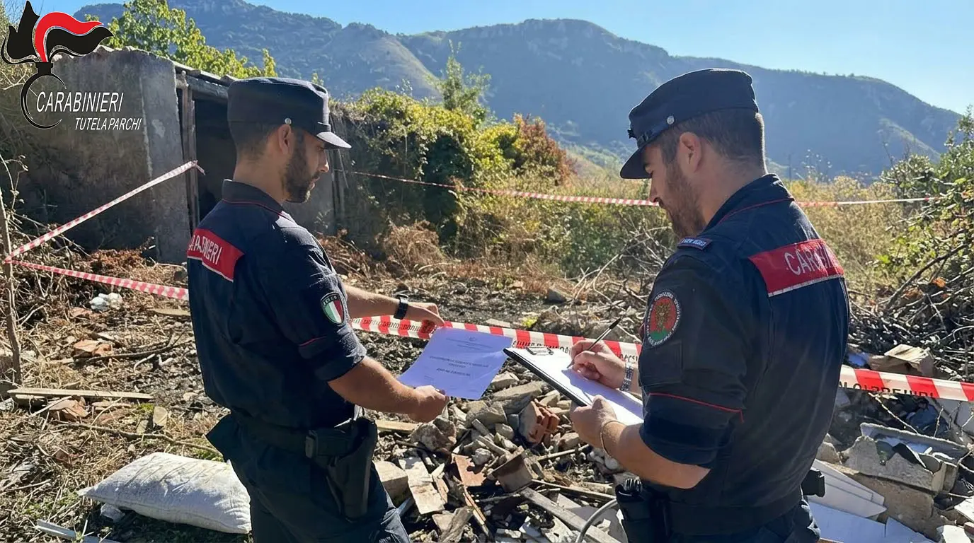 Papasidero, sorpreso ad abbandonare e bruciare rifiuti nel Parco: denunciato un uomo\n