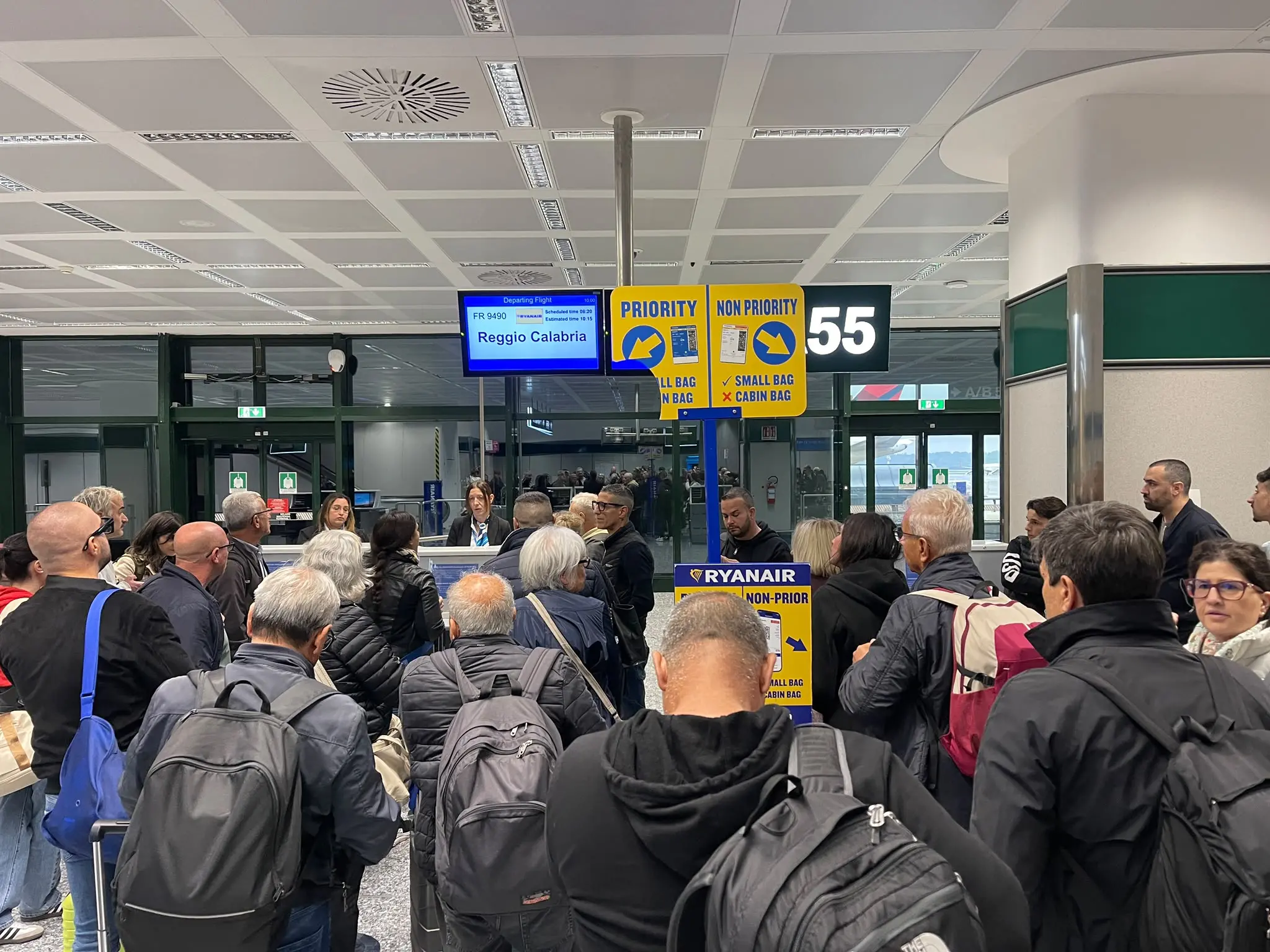 Il volo Malpensa-Reggio dirottato a Lamezia: L'Enav segnala la mancanza di carburante ma per Sacal è \"solo\" un «guasto tecnico»\n