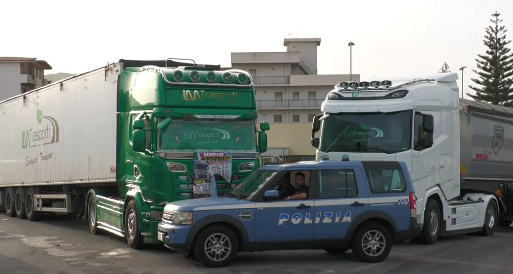 Dagli autotrasportatori alle Marinerie, nessuno è disposto a mollare la presa nei presìdi di Gallico e Campo Calabro: «Quello che chiediamo è la sopravvivenza»\n