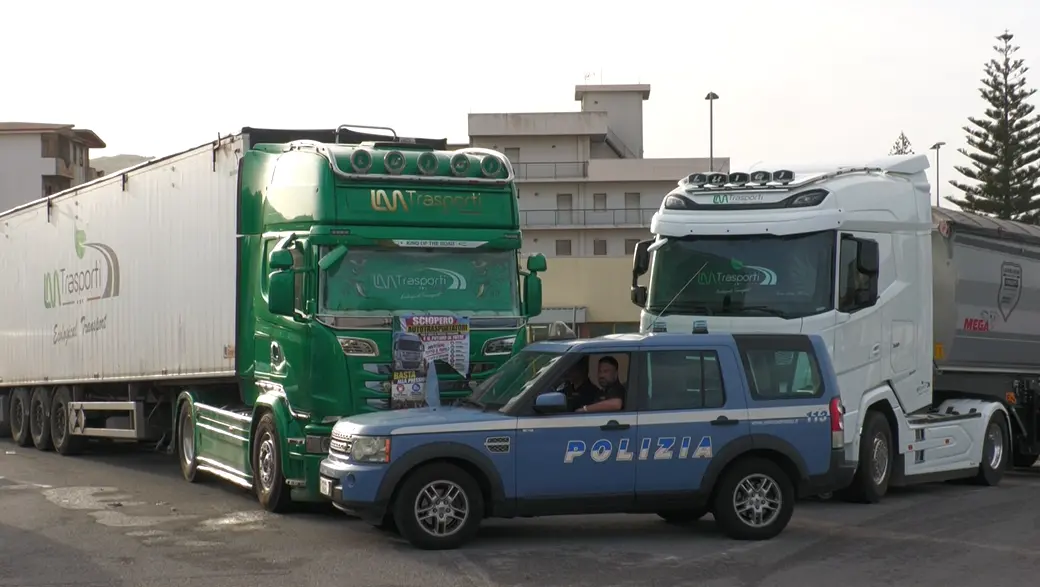 Dagli autotrasportatori alle Marinerie, nessuno è disposto a mollare la presa nei presìdi di Gallico e Campo Calabro: «Quello che chiediamo è la sopravvivenza»\n