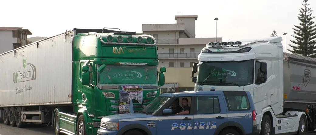 Dagli autotrasportatori alle Marinerie, nessuno è disposto a mollare la presa nei presìdi di Gallico e Campo Calabro: «Quello che chiediamo è la sopravvivenza»\n
