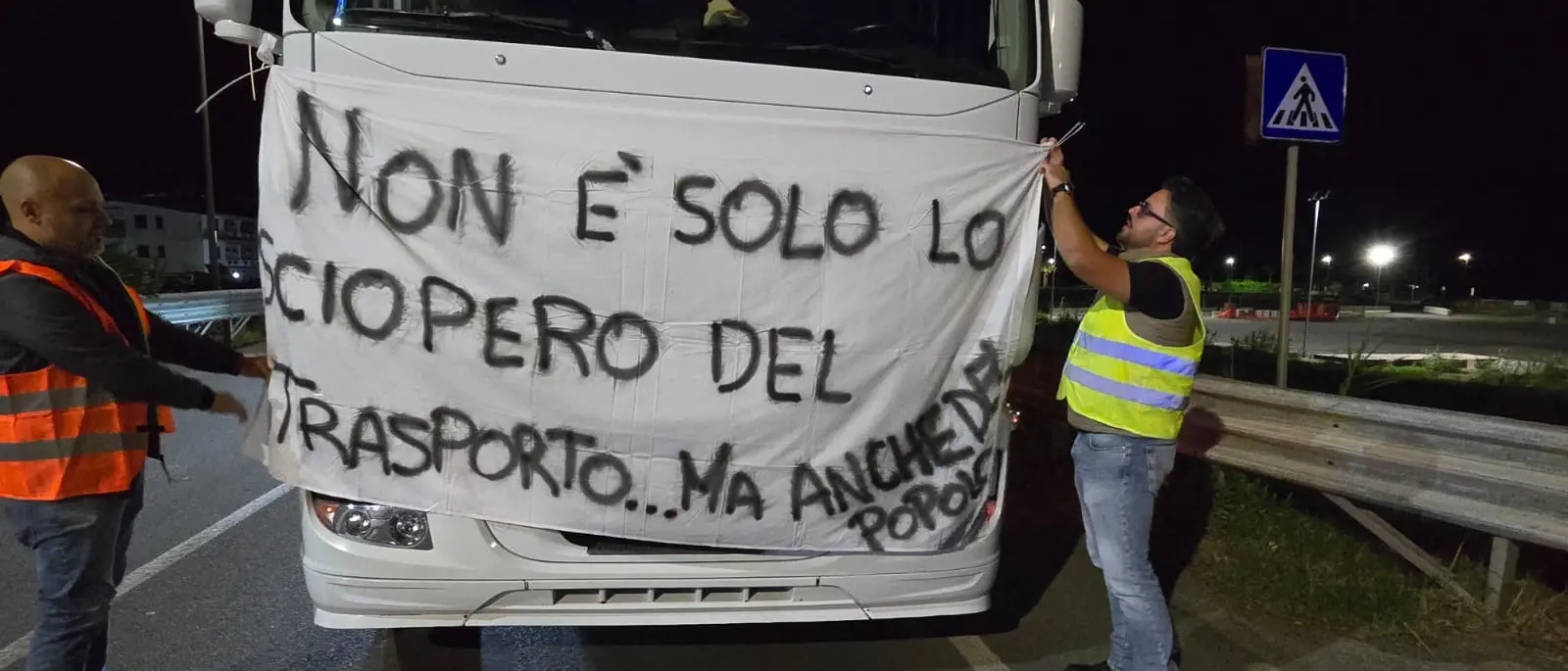 Autotrasportatori fermi in Calabria, nessuna retromarcia: sciopero fino al 27 ottobre e otto richieste al Governo\n