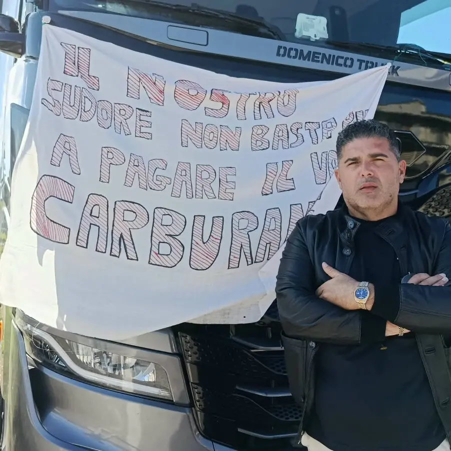 La protesta dei tir non si ferma, Fedralog mette sul tavolo otto richieste: dal gasolio scontato di 40 centesimi all'esenzione del bollo per tre anni\n