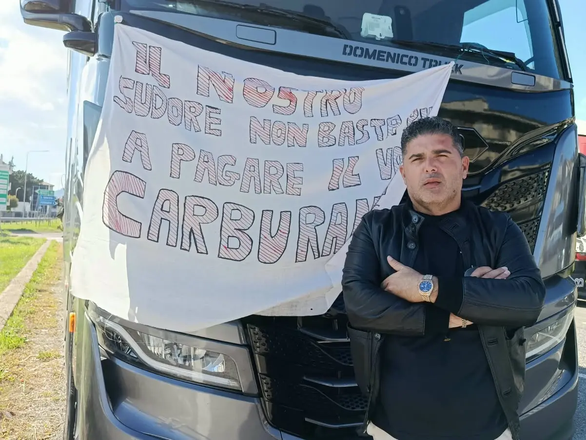 La protesta dei tir non si ferma, Fedralog mette sul tavolo otto richieste: dal gasolio scontato di 40 centesimi all'esenzione del bollo per tre anni