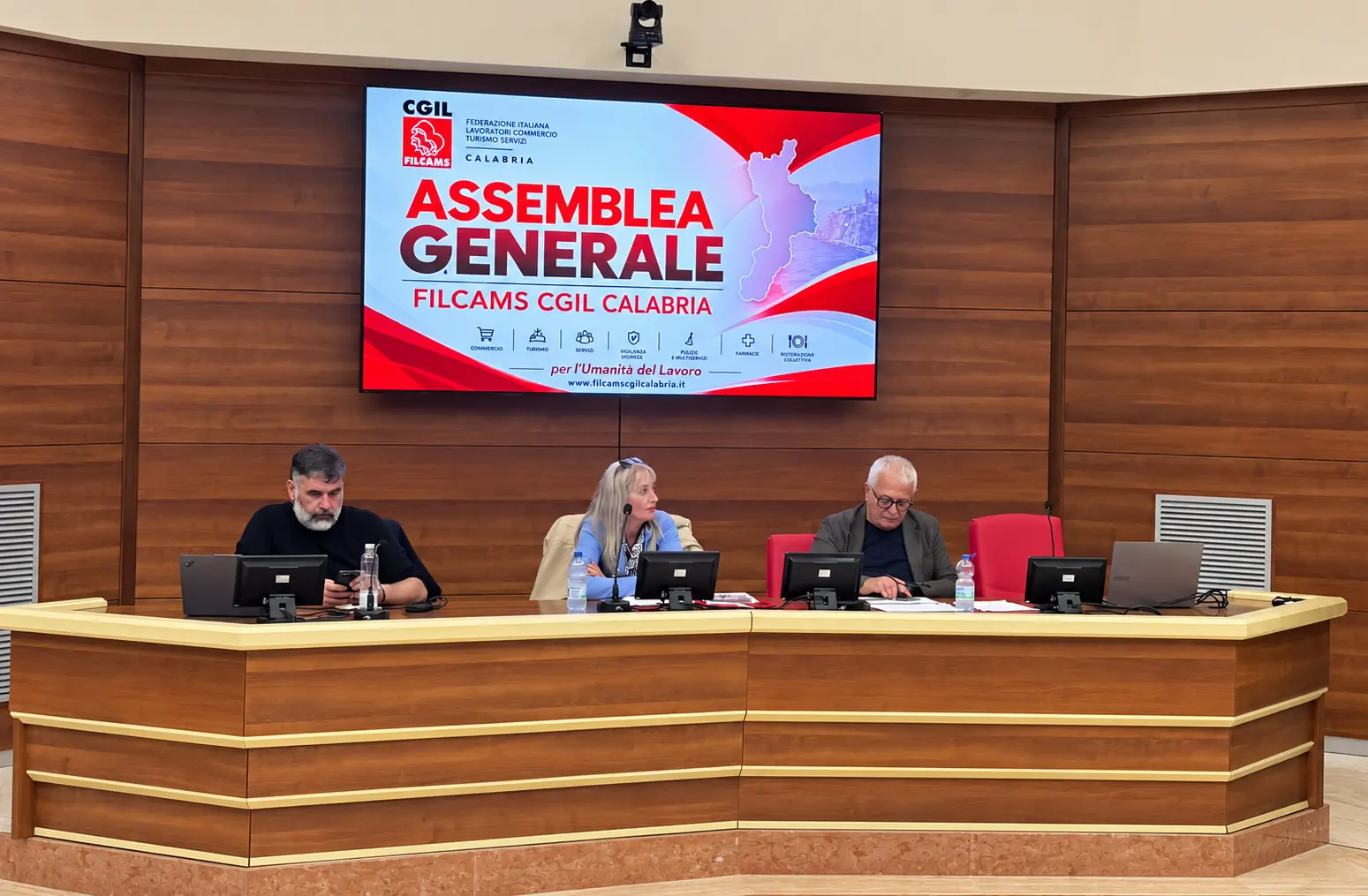 Cgil\u00A0e Filcams Calabria annunciano la mobilitazione regionale:\u00A0«La crisi non la paghino i lavoratori»\n