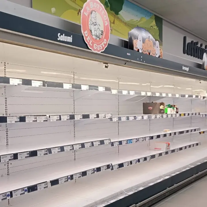 Supermercati vuoti, ristoranti chiusi e aeroporti senza carburante: il Sud paga il prezzo dei blocchi e il governo pensa a un decreto\n