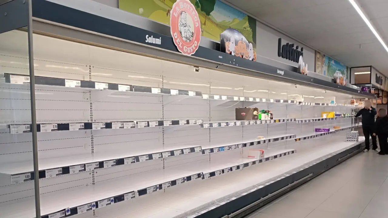 Supermercati vuoti, ristoranti chiusi e aeroporti senza carburante: il Sud paga il prezzo dei blocchi e il governo pensa a un decreto\n