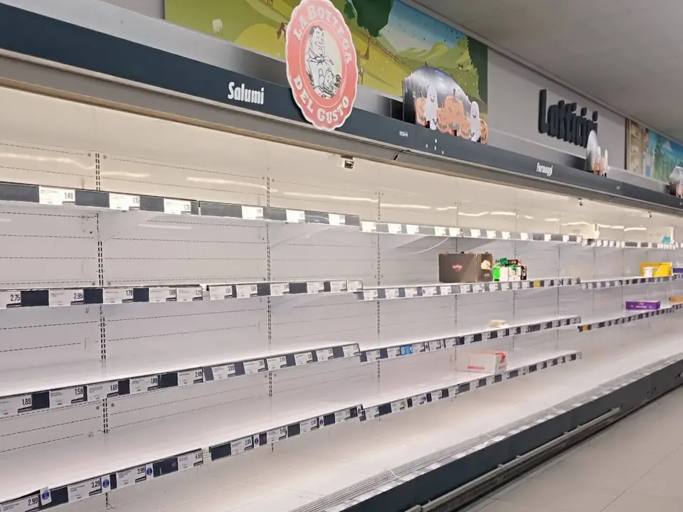 Supermercati vuoti, ristoranti chiusi e aeroporti senza carburante: il Sud paga il prezzo dei blocchi e il governo pensa a un decreto