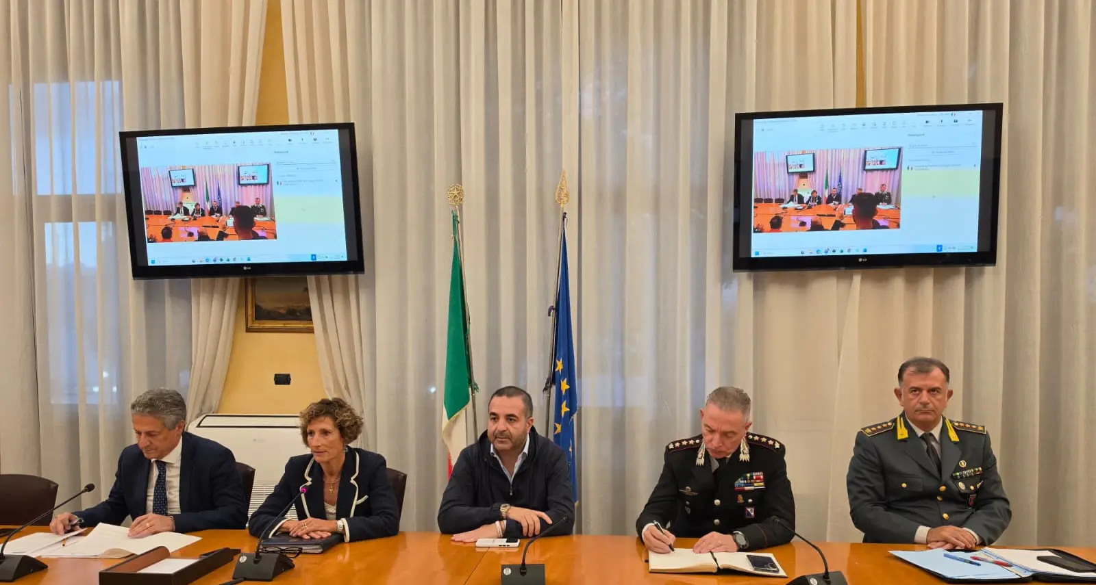 Caro carburante, il vertice in Prefettura a\u00A0Reggio Calabria segna una prima svolta: «alleggeriti i presìdi per i beni essenziali»\n