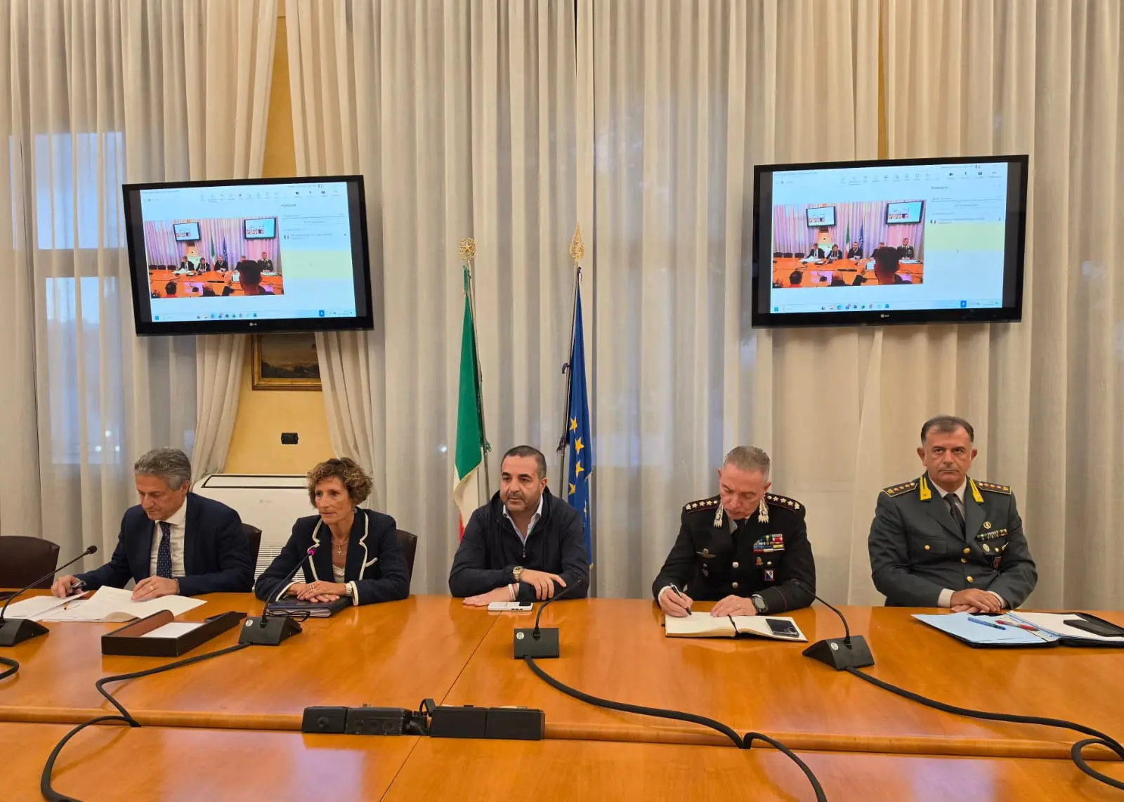 Caro carburante, il vertice in Prefettura a\u00A0Reggio Calabria segna una prima svolta: «alleggeriti i presìdi per i beni essenziali»\n