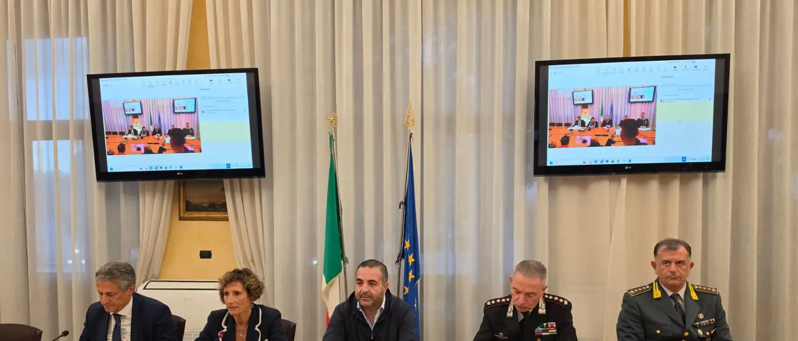Caro carburante, il vertice in Prefettura a\u00A0Reggio Calabria segna una prima svolta: «alleggeriti i presìdi per i beni essenziali»\n