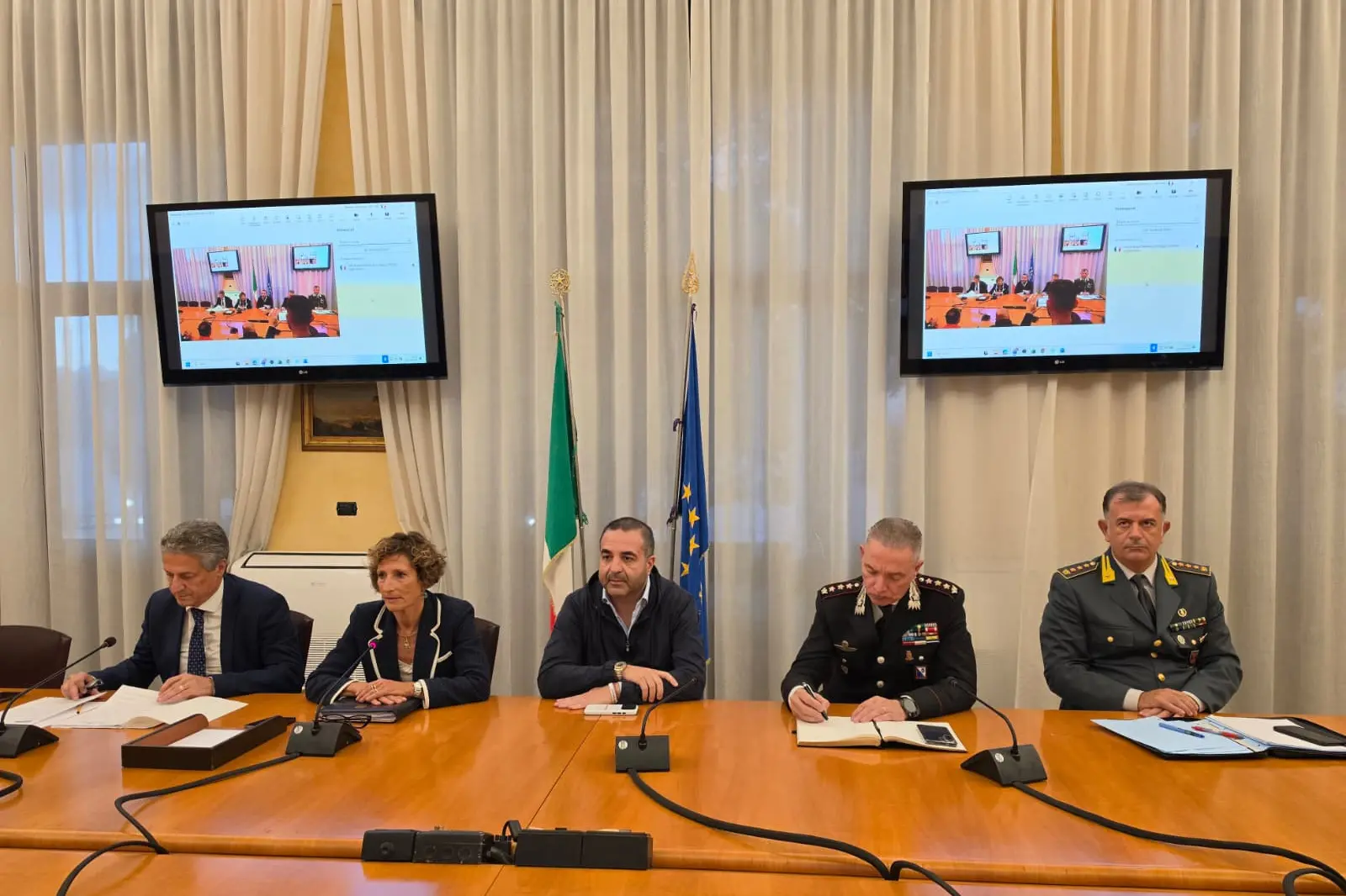 Caro carburante, il vertice in Prefettura a\u00A0Reggio Calabria segna una prima svolta: «alleggeriti i presìdi per i beni essenziali»\n