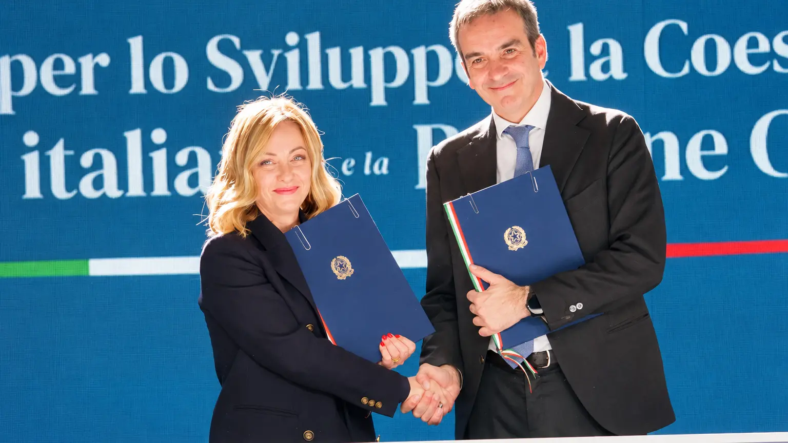 <p>Giorgia Meloni e Roberto Occhiuto</p>\\n