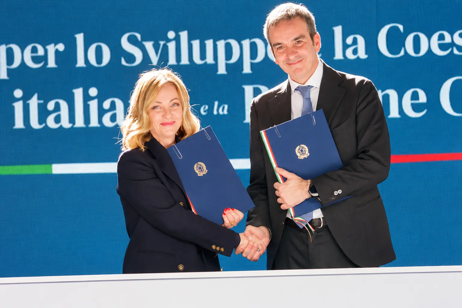 Colpo di scena in Calabria, Occhiuto al centro della svolta: i tir ripartono, Meloni riunisce il Governo. Ma il 27 sarà decisivo\n