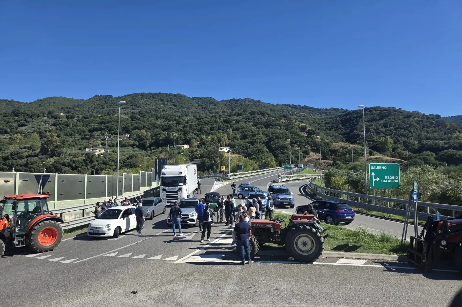 Sciopero dei Tir finito, gli agricoltori vanno avanti: «I presidi continuano, i delusi vengano con noi». E il gasolio arriva a 2,4 euro\u00A0\n