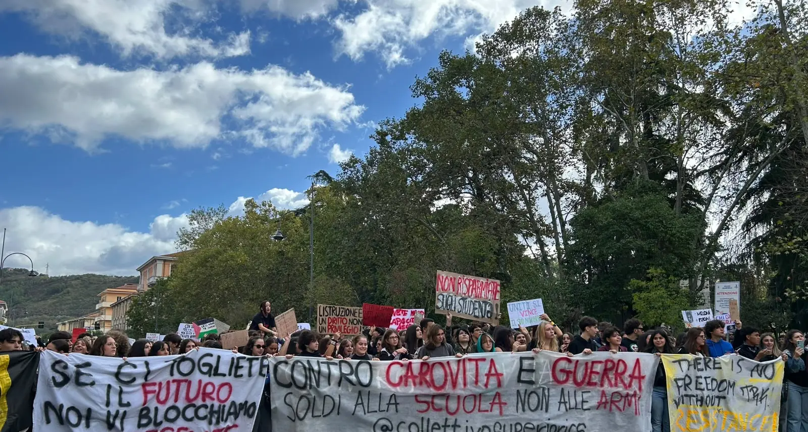 A Cosenza corteo studentesco, cori contro Meloni e Vannacci