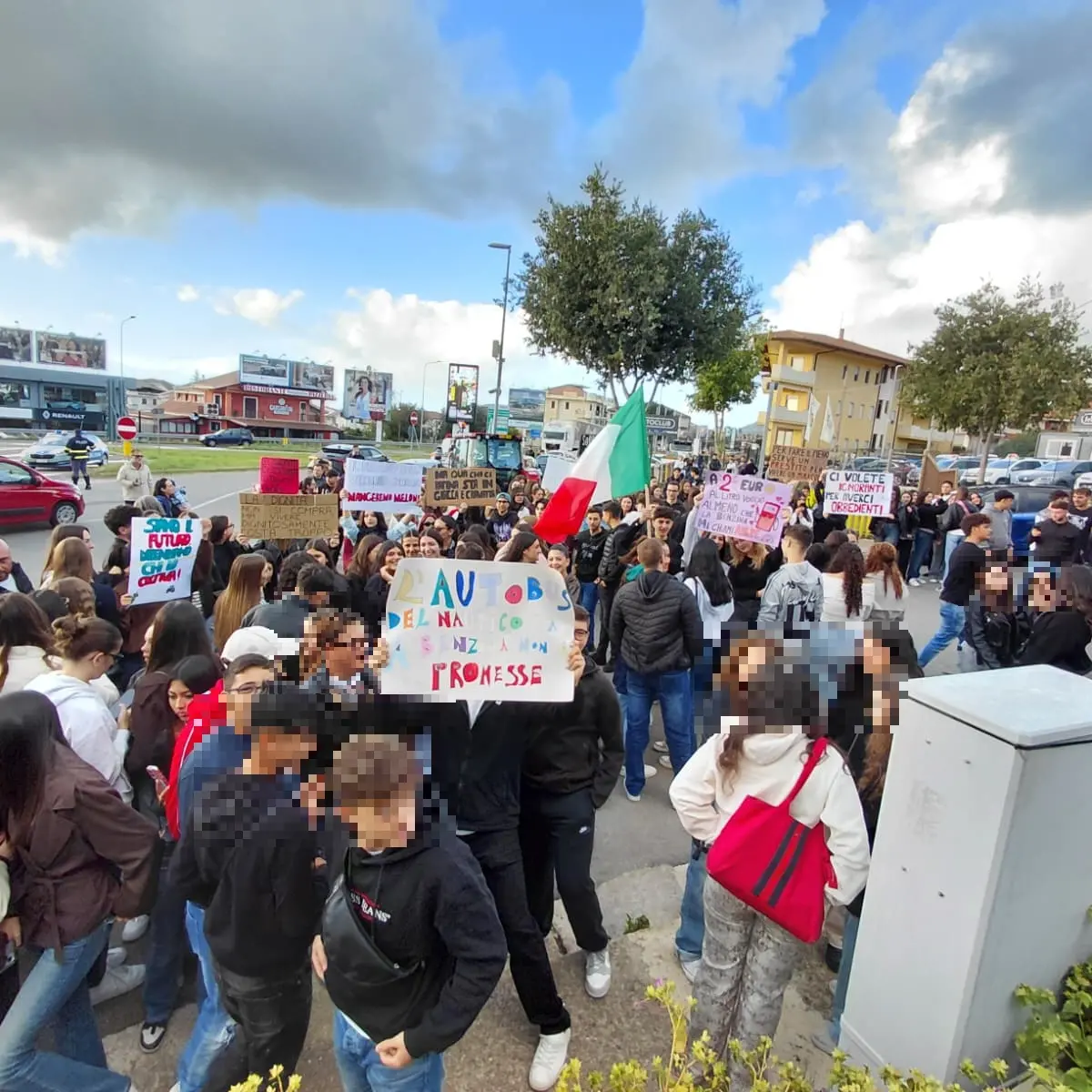 Protesta dei Tir, a\u00A0Vibo la smobilitazione di Fedralog spacca gli autotrasportatori e spiazza i commercianti ma gli agricoltori non mollano. E arrivano gli studenti\n