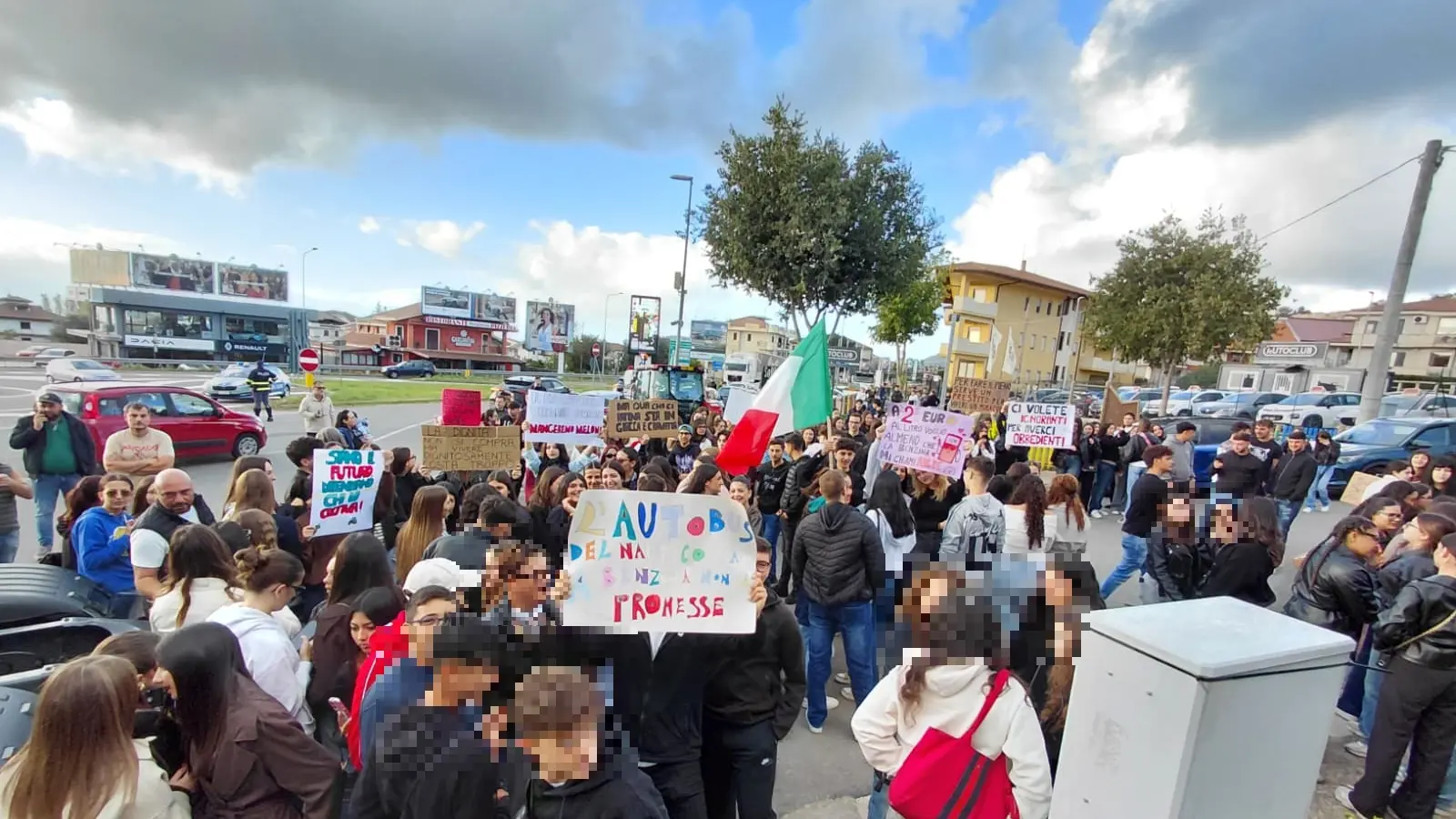 <p>Protesta dei Tir, a Vibo la smobilitazione di Fedralog spacca gli autotrasportatori e spiazza i commercianti ma gli agricoltori non mollano. E <span style=\"color:hsl(0, 75%, 60%);\">arrivano gli studenti</span></p>