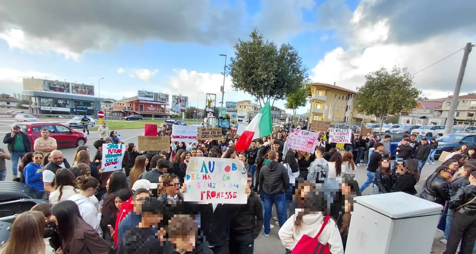 Protesta dei Tir, a\u00A0Vibo la smobilitazione di Fedralog spacca gli autotrasportatori e spiazza i commercianti ma gli agricoltori non mollano. E arrivano gli studenti\n