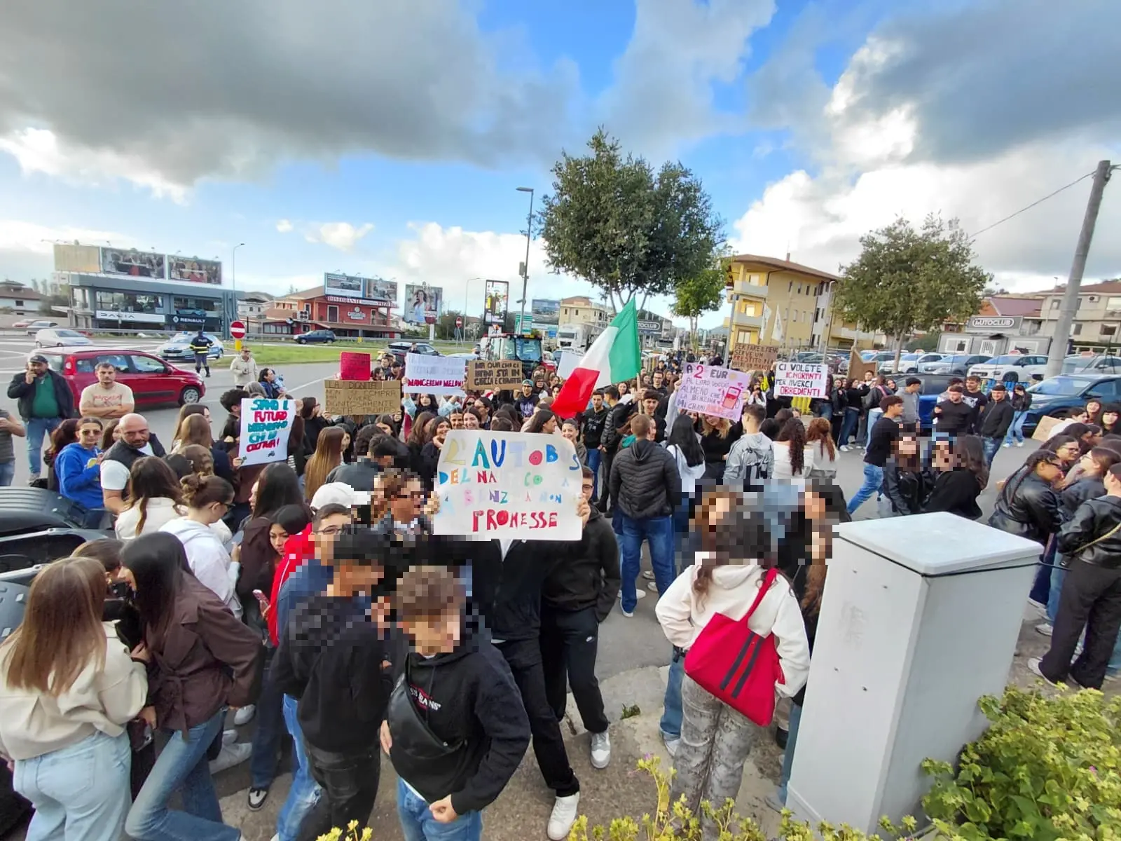 Protesta dei Tir, a\u00A0Vibo la smobilitazione di Fedralog spacca gli autotrasportatori e spiazza i commercianti ma gli agricoltori non mollano. E arrivano gli studenti\n