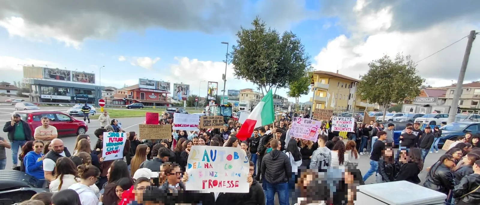 Protesta dei Tir, a\u00A0Vibo la smobilitazione di Fedralog spacca gli autotrasportatori e spiazza i commercianti ma gli agricoltori non mollano. E arrivano gli studenti\n