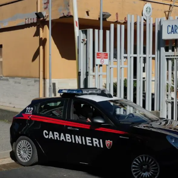 Carabinieri Catanzaro,\u00A0tentato furto in un centro commerciale: ladro in fuga bloccato dai Carabinieri\n