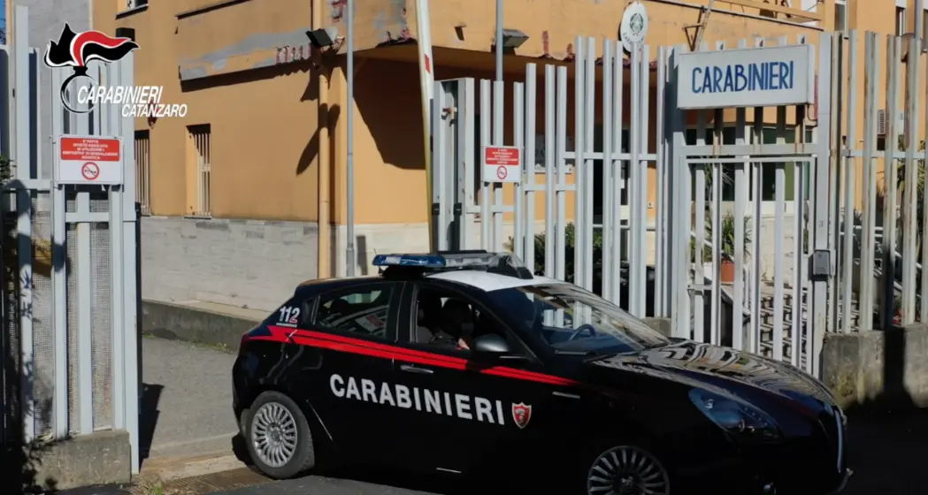 <p>Carabinieri Catanzaro,<span style=\"color:hsl(0, 75%, 60%);\"> tentato furto in un centro commerciale</span>: ladro in fuga bloccato dai Carabinieri</p>