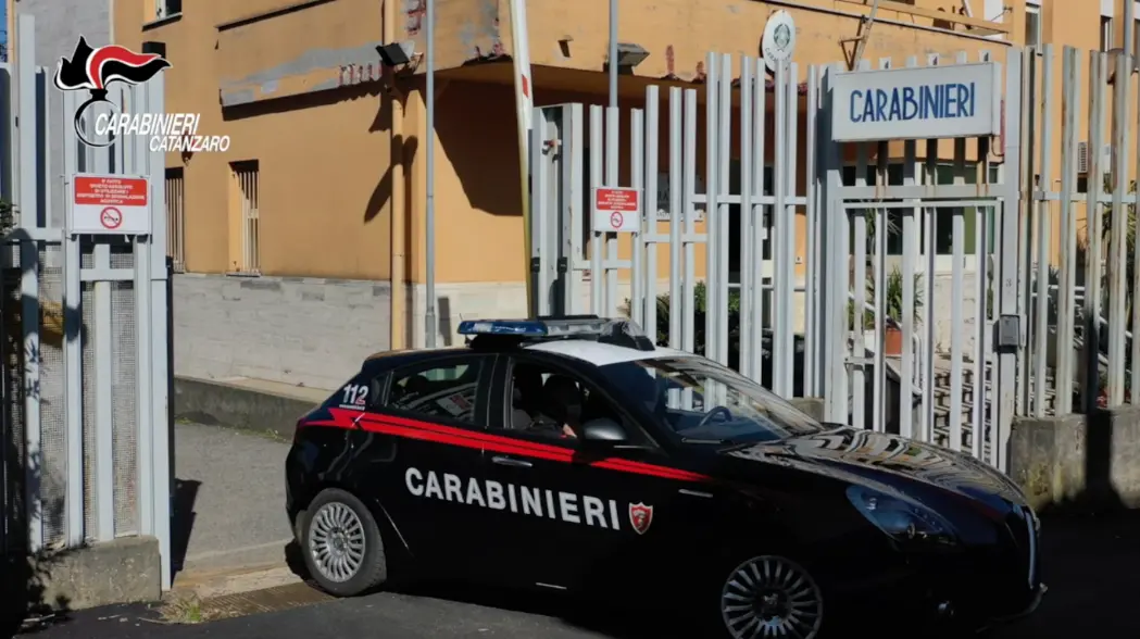 Carabinieri Catanzaro,\u00A0tentato furto in un centro commerciale: ladro in fuga bloccato dai Carabinieri\n