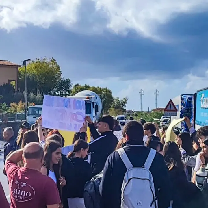 Tir, protesta sospesa ma nel Cosentino il presidio dei cittadini prosegue sulla Statale 18\n