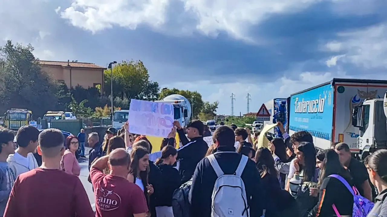 Tir, protesta sospesa ma nel Cosentino il presidio dei cittadini prosegue sulla Statale 18\n