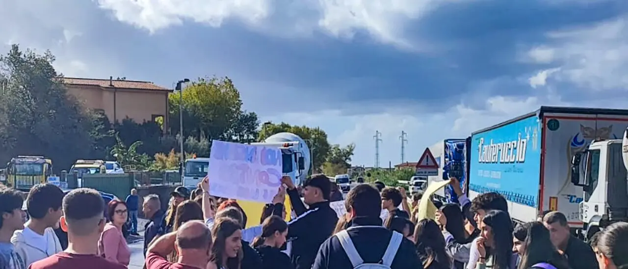 Tir, protesta sospesa ma nel Cosentino il presidio dei cittadini prosegue sulla Statale 18\n