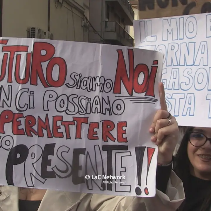 Studenti in corteo a Cosenza: «Carovita insostenibile, il Governo ci ascolti» | VIDEO\n