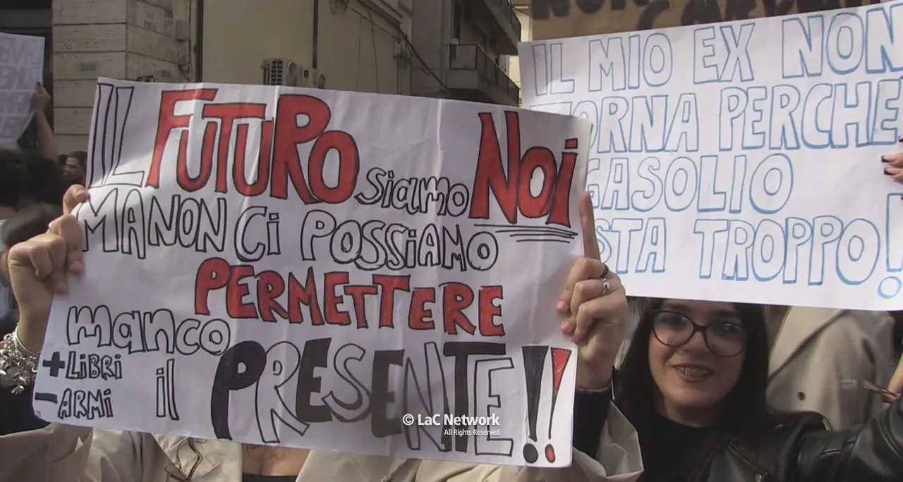 Studenti in corteo a Cosenza: «Carovita insostenibile, il Governo ci ascolti» | VIDEO\n