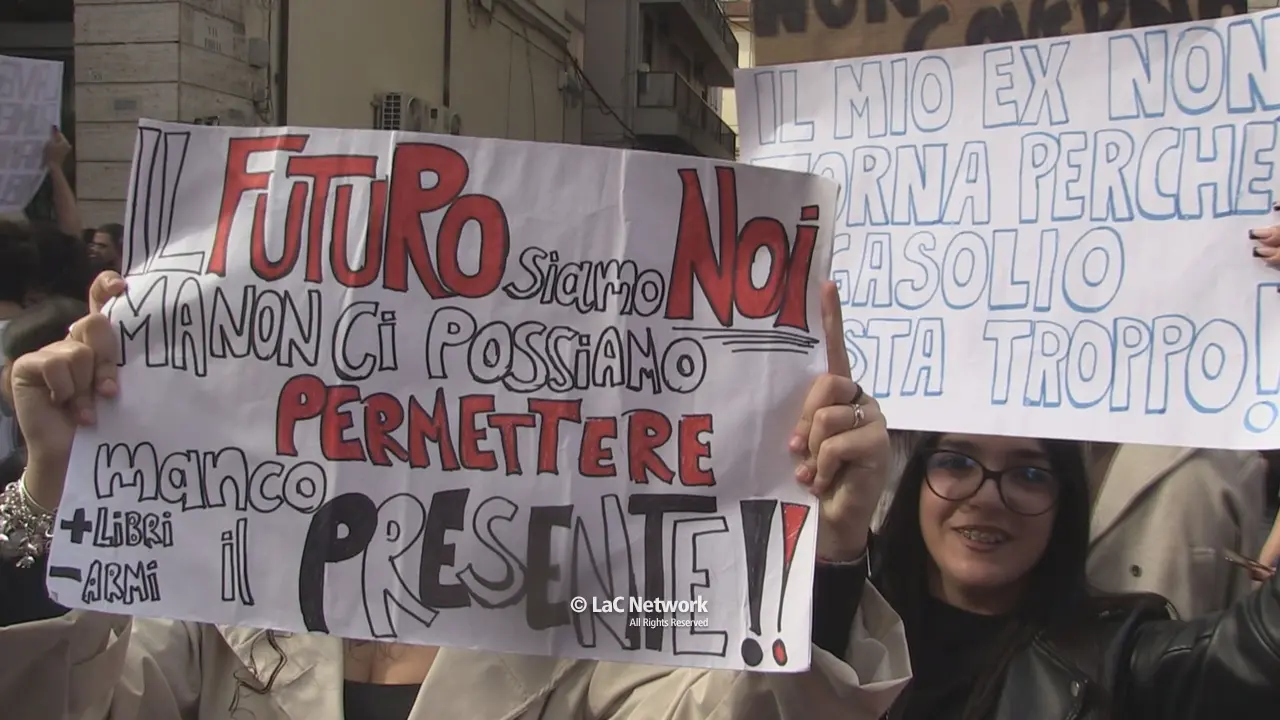 Studenti in corteo a Cosenza: «Carovita insostenibile, il Governo ci ascolti» | VIDEO\n