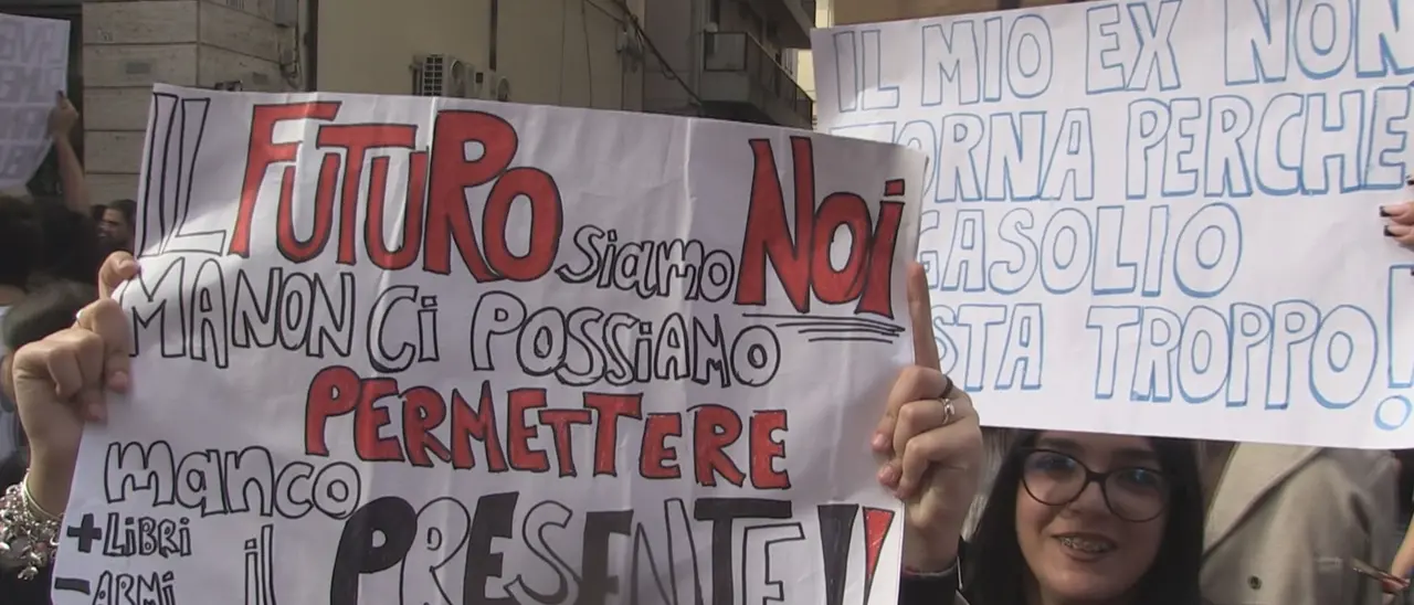 Studenti in corteo a Cosenza: «Carovita insostenibile, il Governo ci ascolti» | VIDEO\n