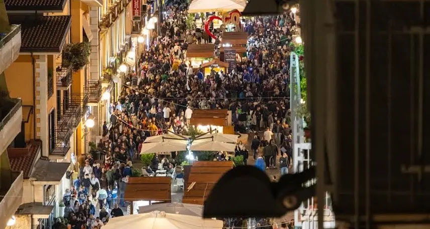 Festa del cioccolato, a Cosenza il taglio del nastro: quattro giorni di gusto, artigianato e grandi protagonisti\n