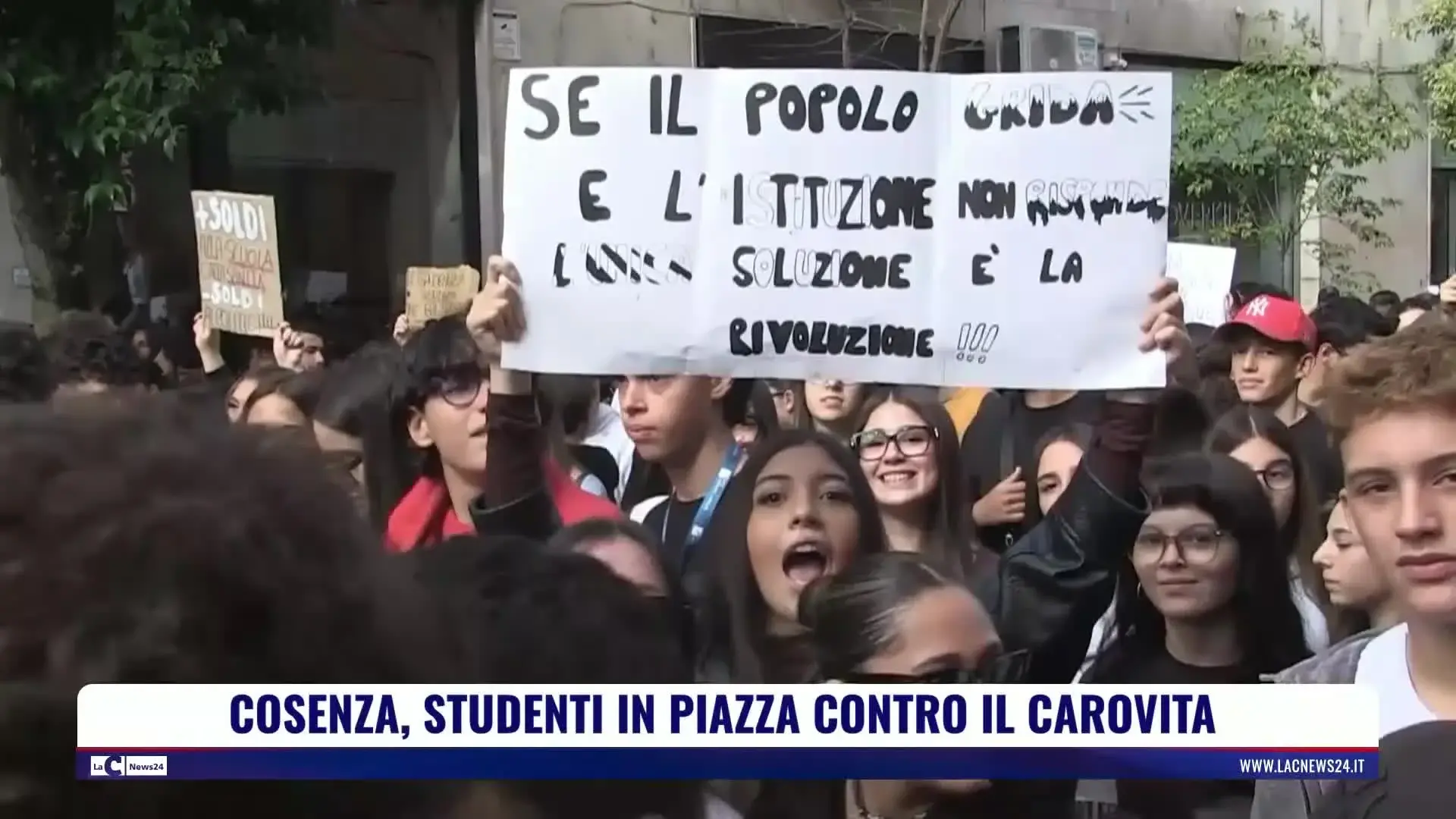 Cosenza, studenti in piazza contro il carovita