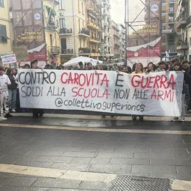 Mille studenti in piazza a Cosenza,\u00A0anche una mamma tra i ragazzi: «La famiglia non basta, i nostri figli non hanno riferimenti»\n