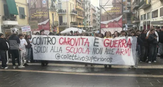Mille studenti in piazza a Cosenza,\u00A0anche una mamma tra i ragazzi: «La famiglia non basta, i nostri figli non hanno riferimenti»\n