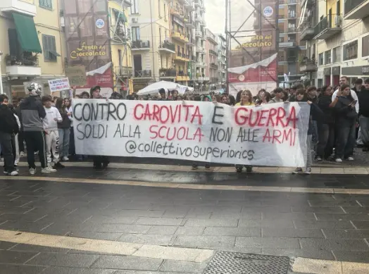 Mille studenti in piazza a Cosenza,\u00A0anche una mamma tra i ragazzi: «La famiglia non basta, i nostri figli non hanno riferimenti»\n