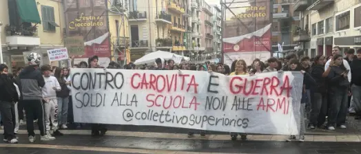 Mille studenti in piazza a Cosenza,\u00A0anche una mamma tra i ragazzi: «La famiglia non basta, i nostri figli non hanno riferimenti»\n
