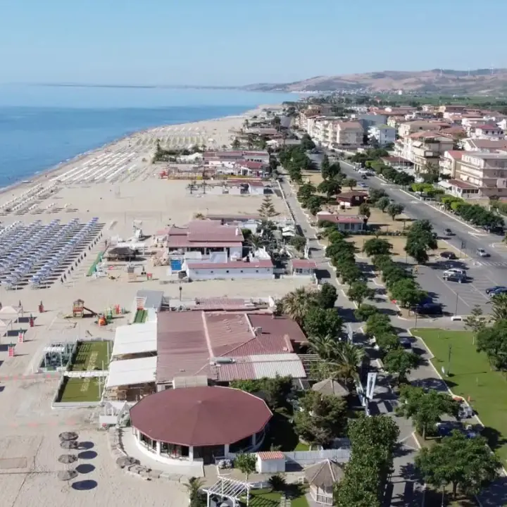 Premio Radici, a Cirò Marina si celebrano le eccellenze calabresi: tra i premiati Domenico Maduli e Franco Laratta\n