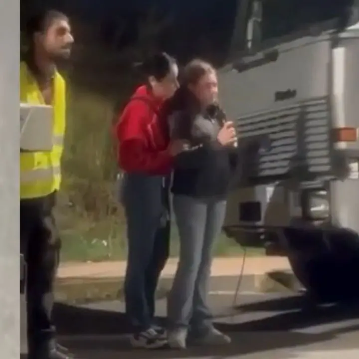 È diventata uno dei simboli della protesta in Calabria, i genitori della 12enne di Rende: «Per i nostri figli chiediamo solo serenità»\n