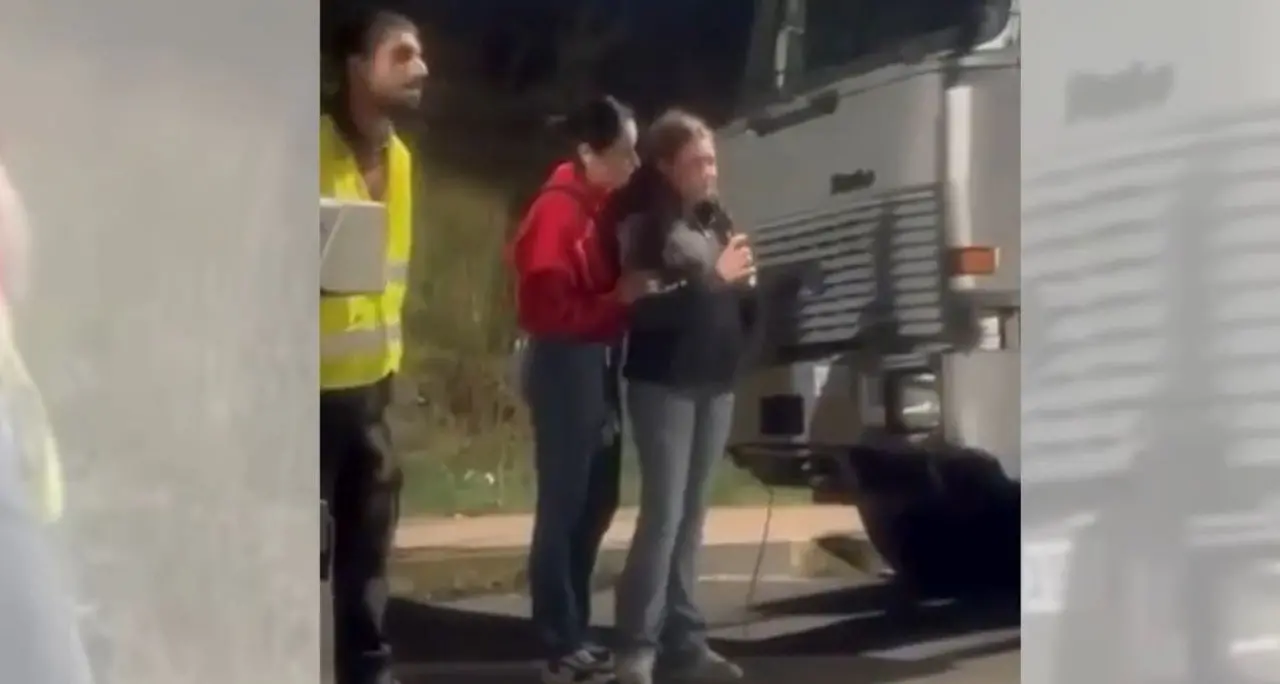 È diventata uno dei simboli della protesta in Calabria, i genitori della 12enne di Rende: «Per i nostri figli chiediamo solo serenità»\n