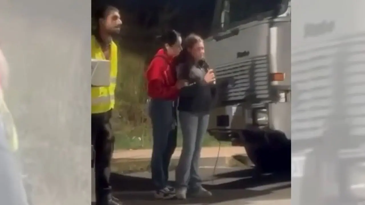 È diventata uno dei simboli della protesta in Calabria, i genitori della 12enne di Rende: «Per i nostri figli chiediamo solo serenità»\n