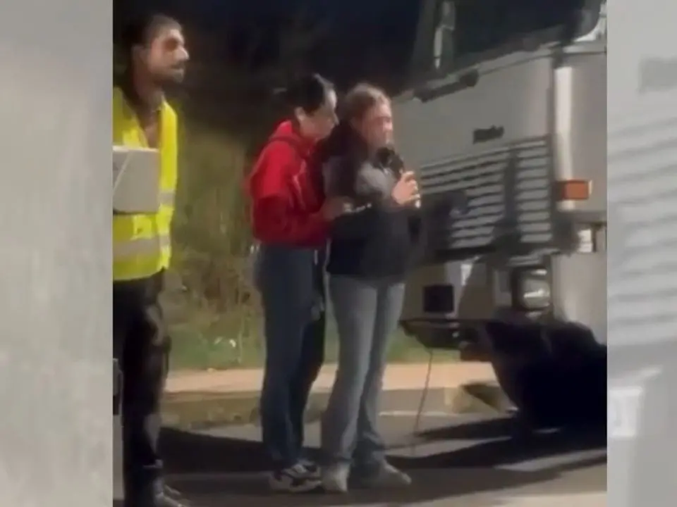 È diventata uno dei simboli della protesta in Calabria, i genitori della 12enne di Rende: «Per i nostri figli chiediamo solo serenità»
